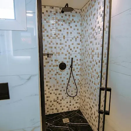 Elizabeth Apartment *