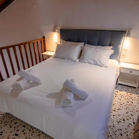 Elizabeth Platanias (Skiathos)